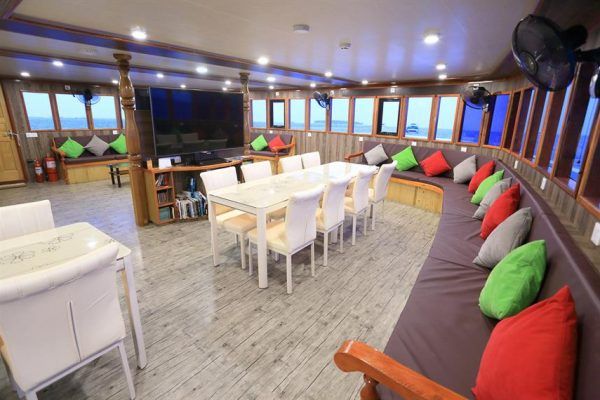 MAnihi Surf trip Comedor Yate