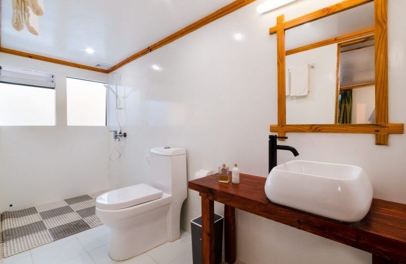 Maldivas Manihi surf trip bath
