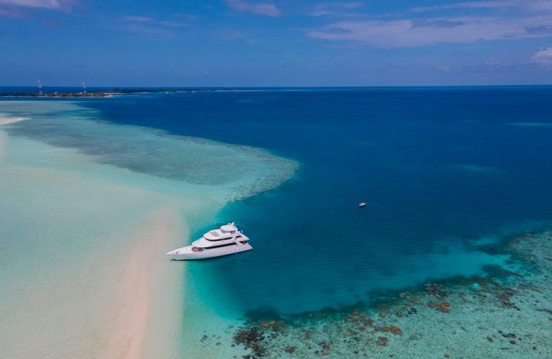 Maldivas Manihi surf trip drone yacht