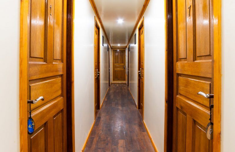 Maldivas Manihi surf trip rooms aisle