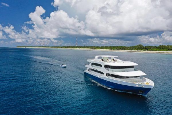 Manihi Surf trip MAldives